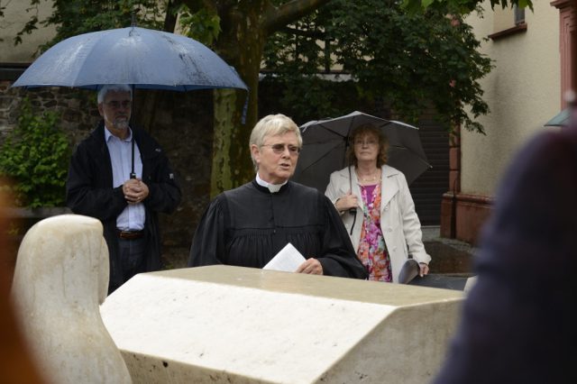 Nachdem Annette Andernacht (rechts) zu einer Gedenkminute für die NSU-Opfer aufgerufen hatte, sprach Pfarrerin Gisa Reuschenberg ein Gebet. (Foto: Uwe Seemann) _DSC3027